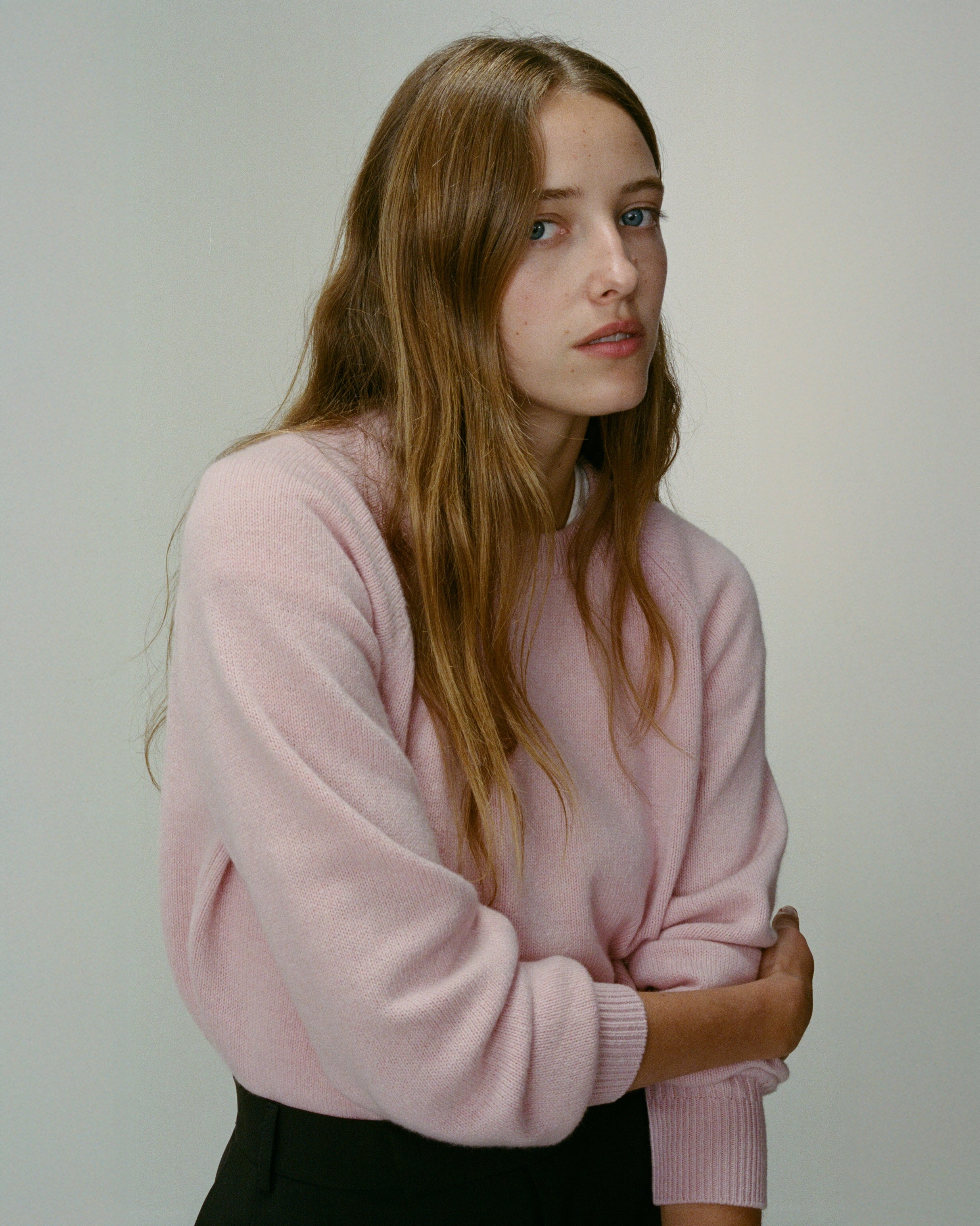 Women's cashmere crewneck sweater in Indian Pink