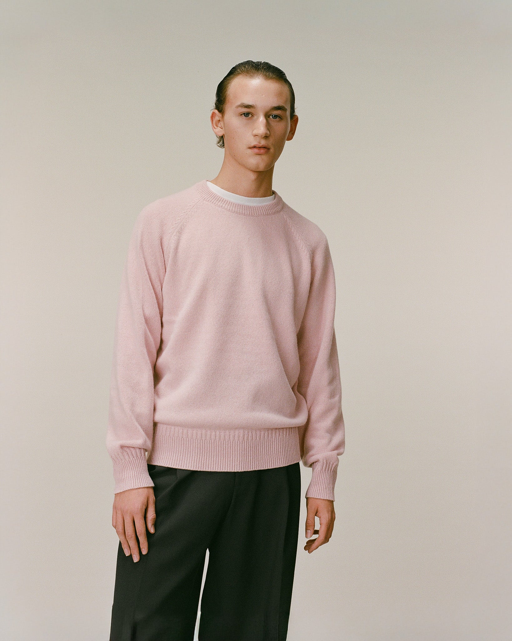 Women's cashmere crewneck sweater in Indian Pink