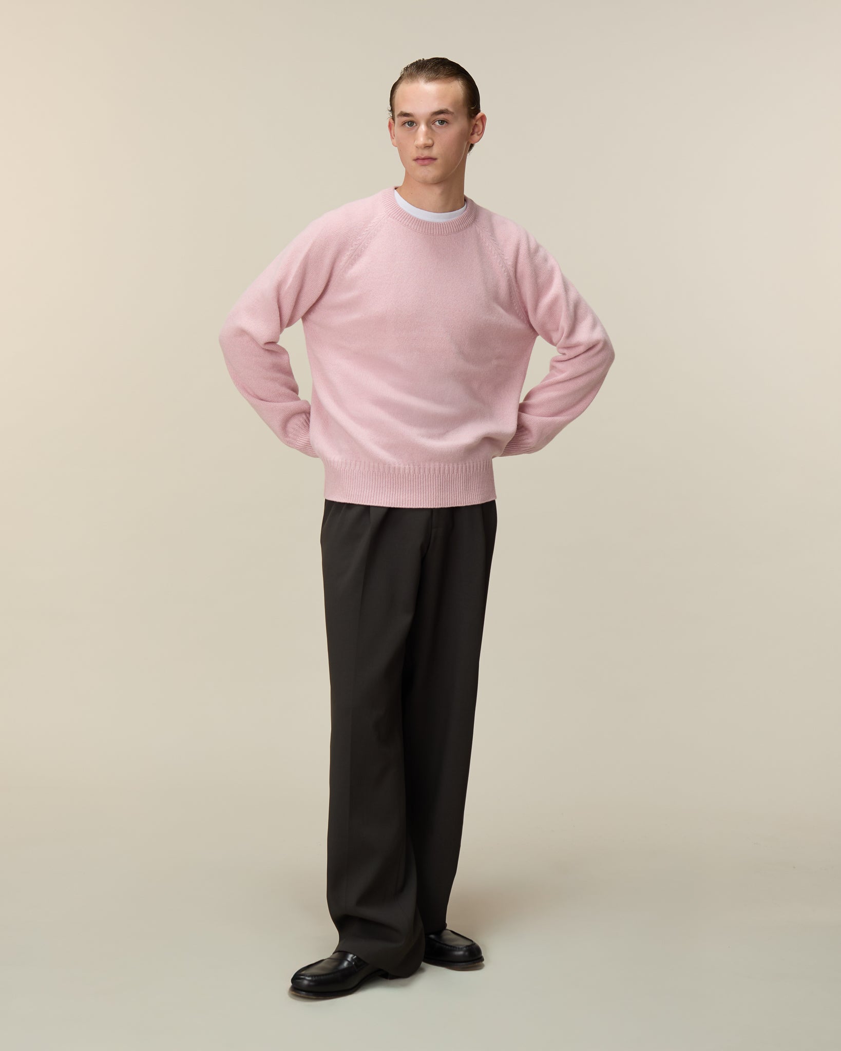 Women's cashmere crewneck sweater in Indian Pink