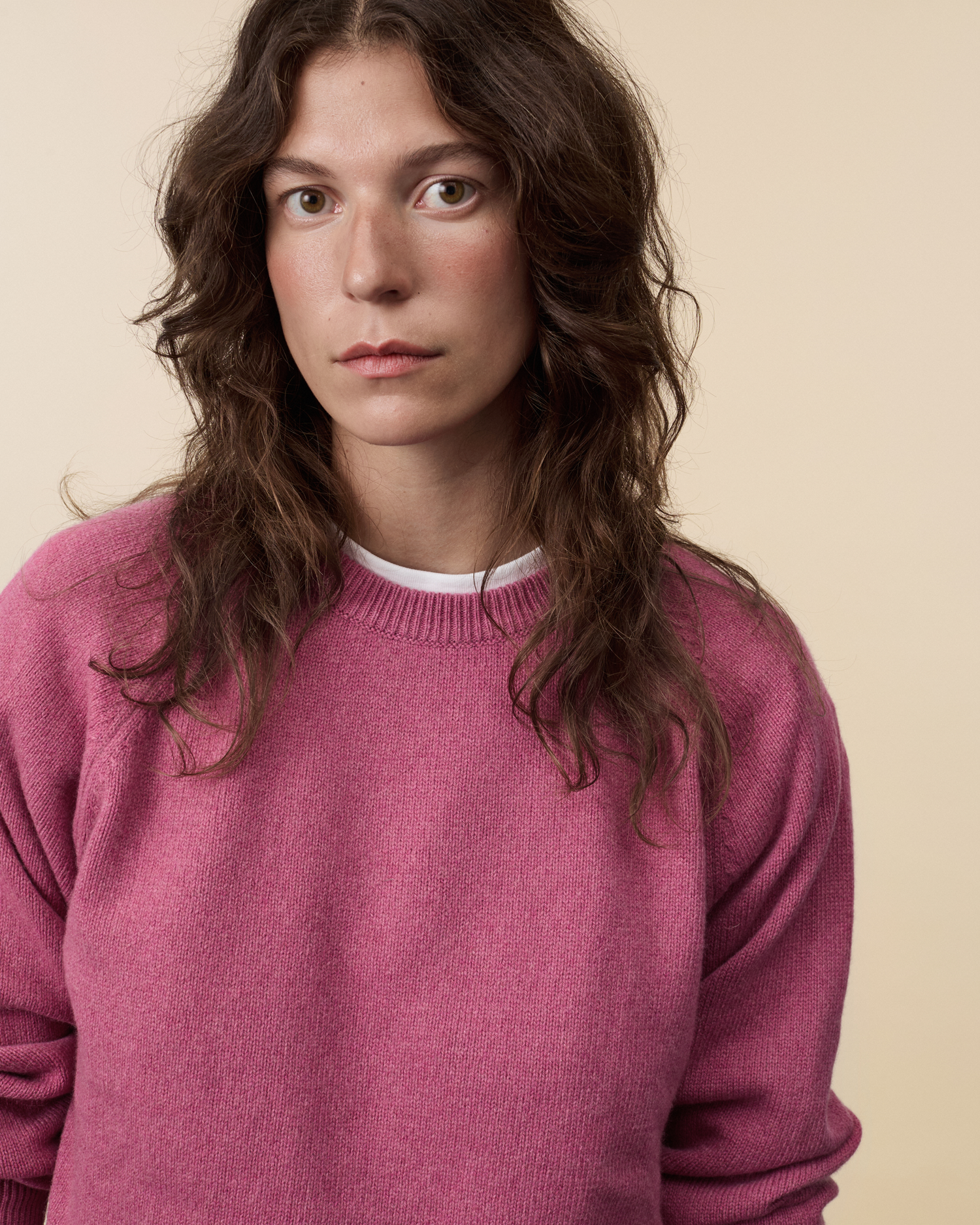 Women's cashmere crewneck sweater in Indian Pink