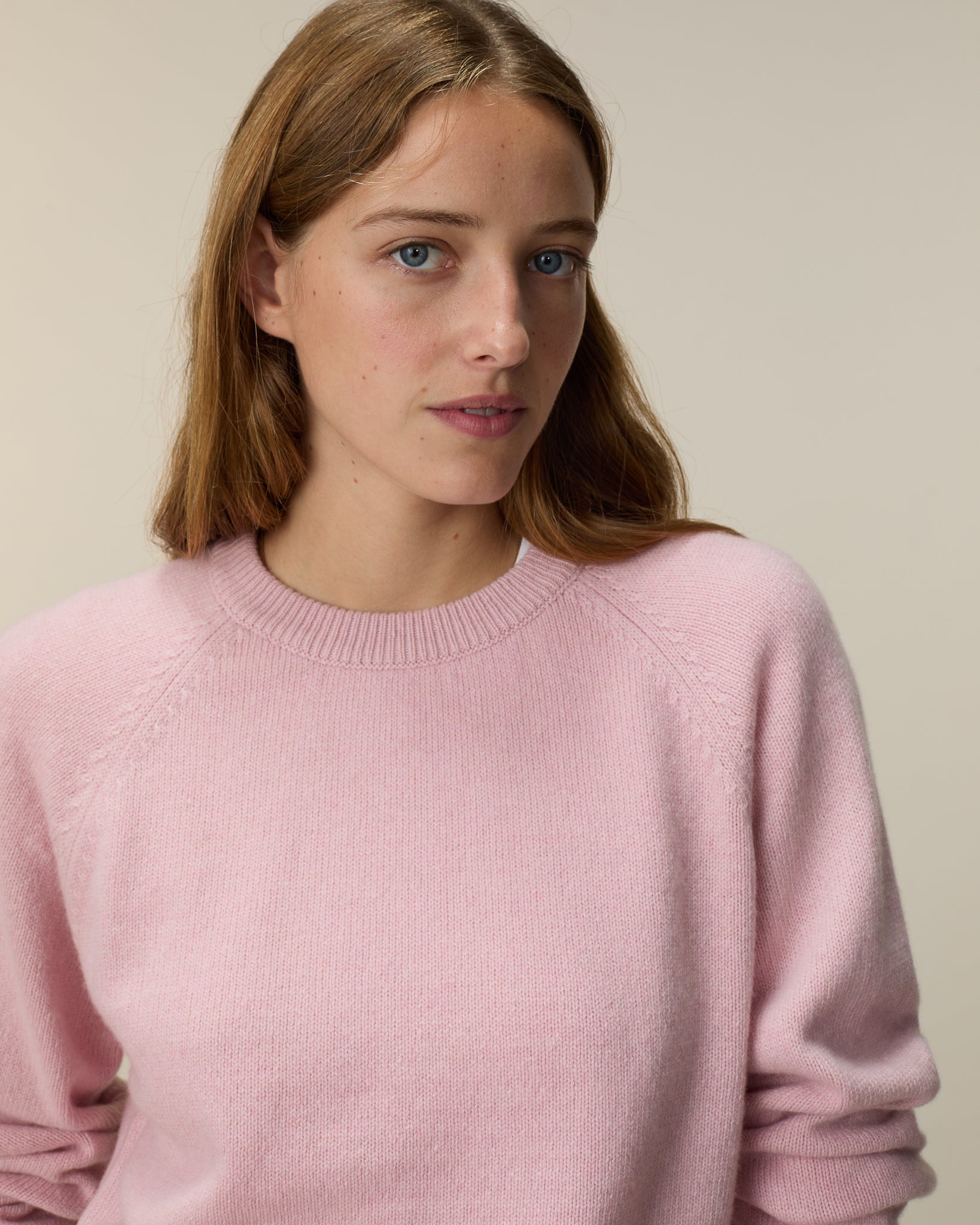 Women's cashmere crewneck sweater in Indian Pink