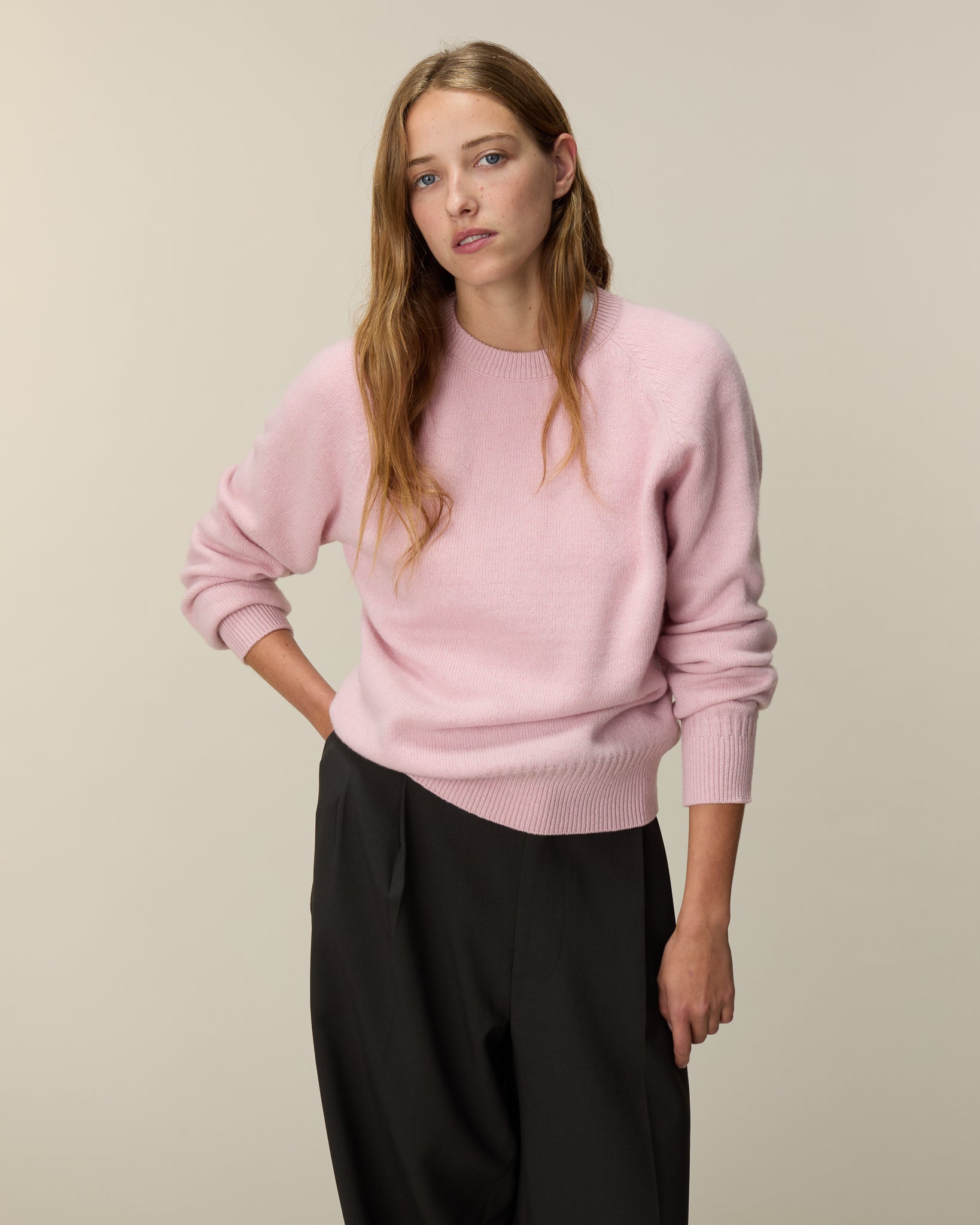 Women's cashmere crewneck sweater in Indian Pink