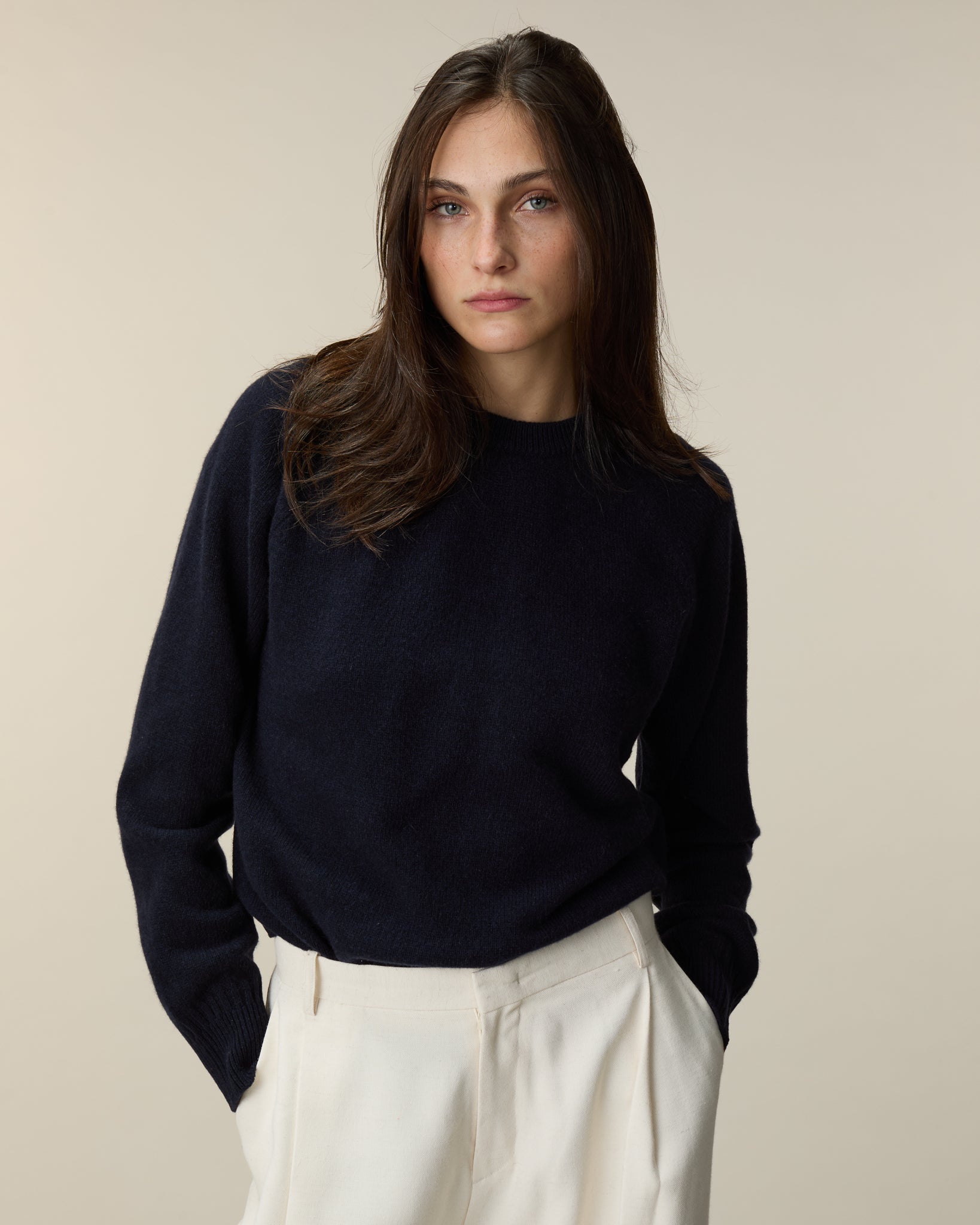 Women's cashmere crewneck sweater in Dark navy