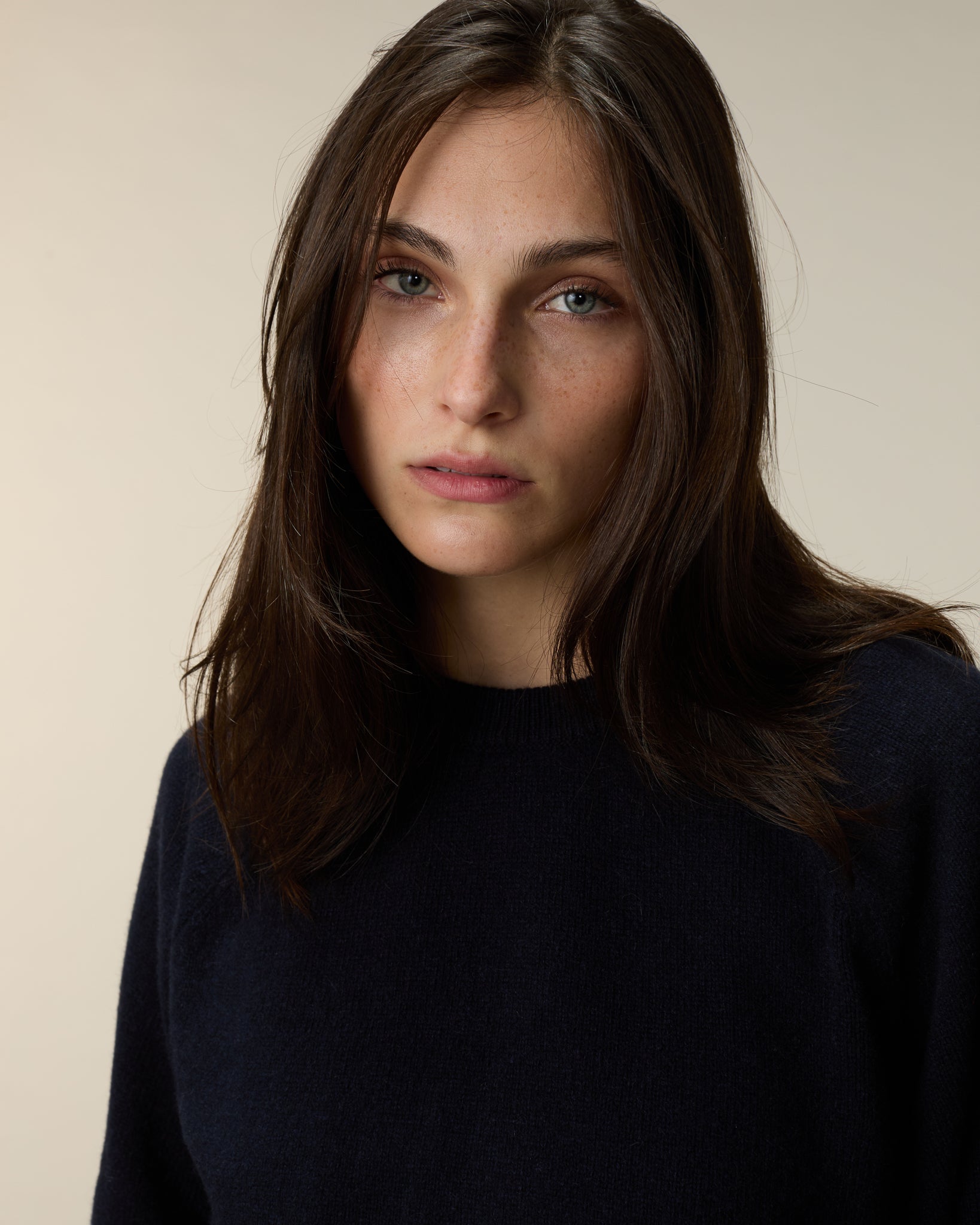 Women's cashmere crewneck sweater in Dark navy