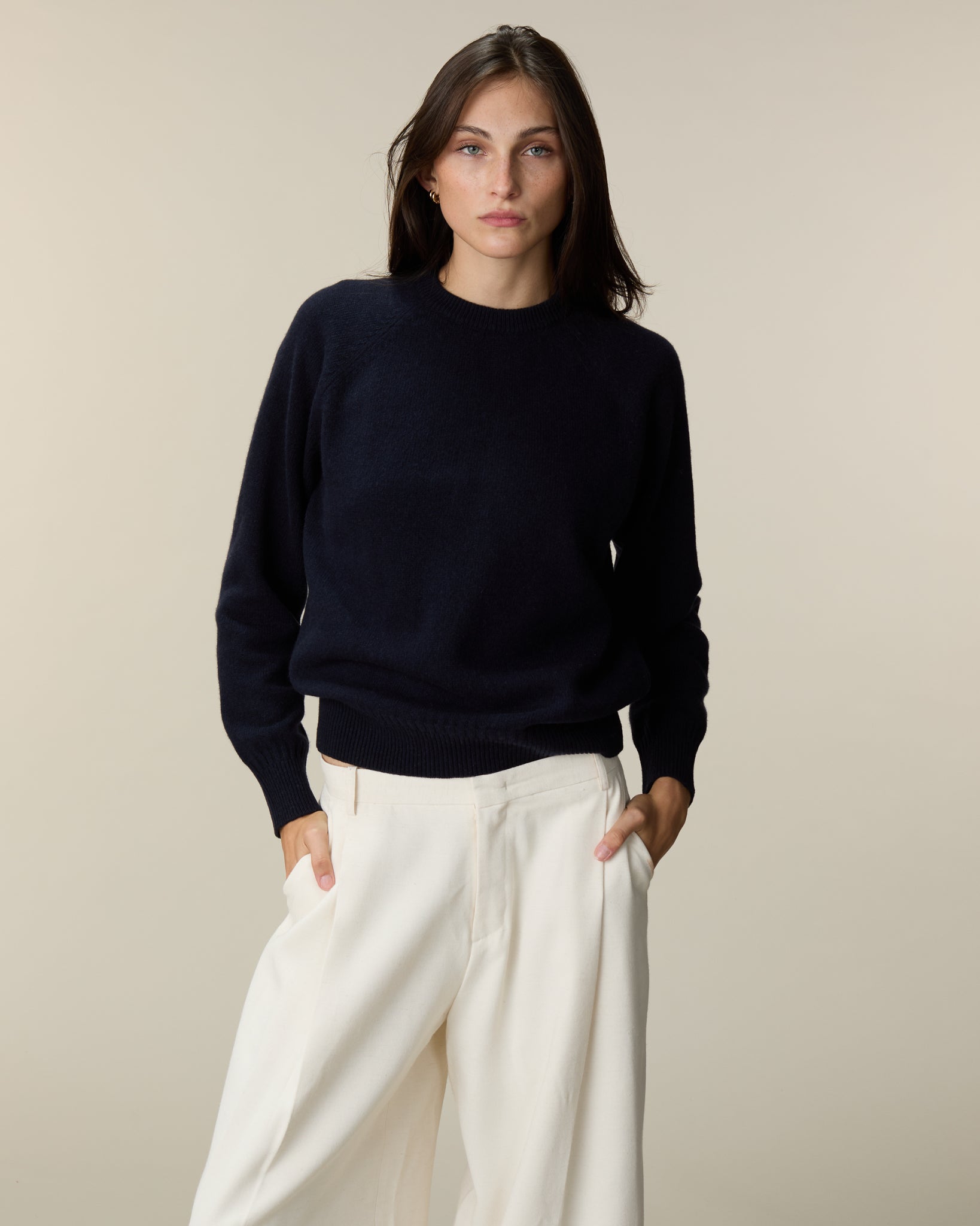 Women's cashmere crewneck sweater in Dark navy