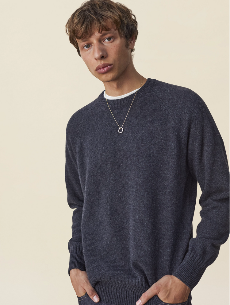 Men's crewneck cashmere sweater in dark gray