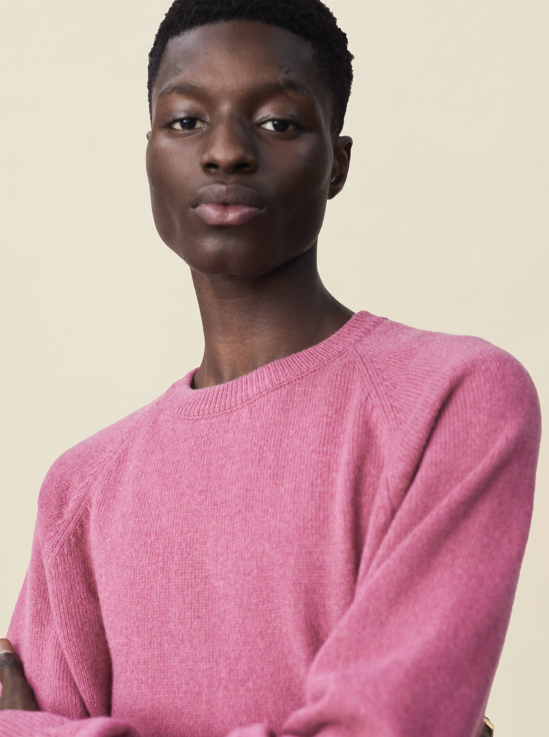 Men's crewneck cashmere sweater in Indian Pink
