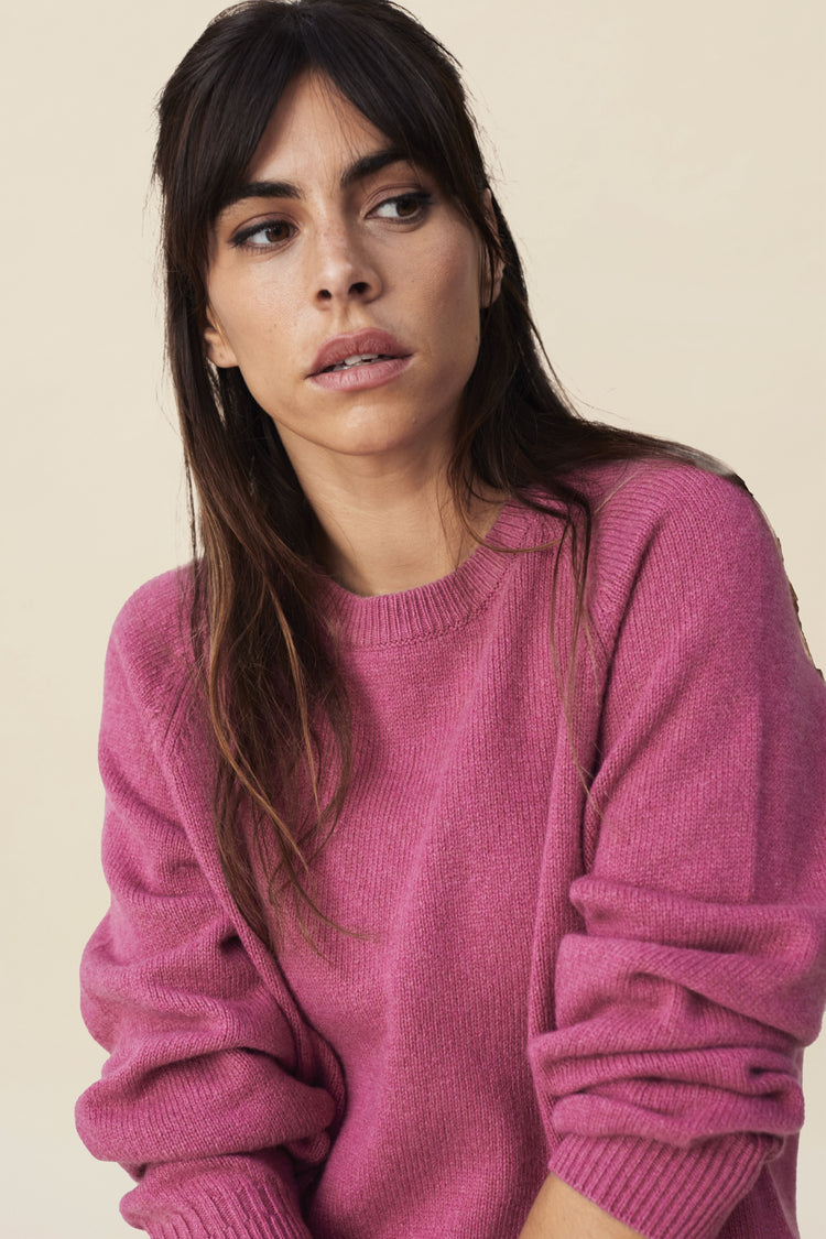 Women's cashmere crewneck sweater in Indian Pink