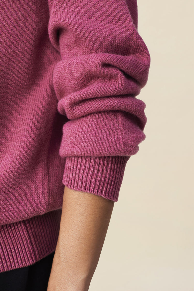 Women's cashmere crewneck sweater in Indian Pink