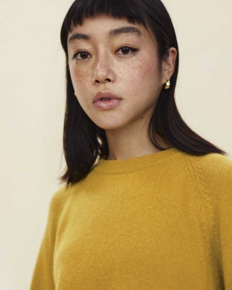 Crewneck cashmere sweater in yellow