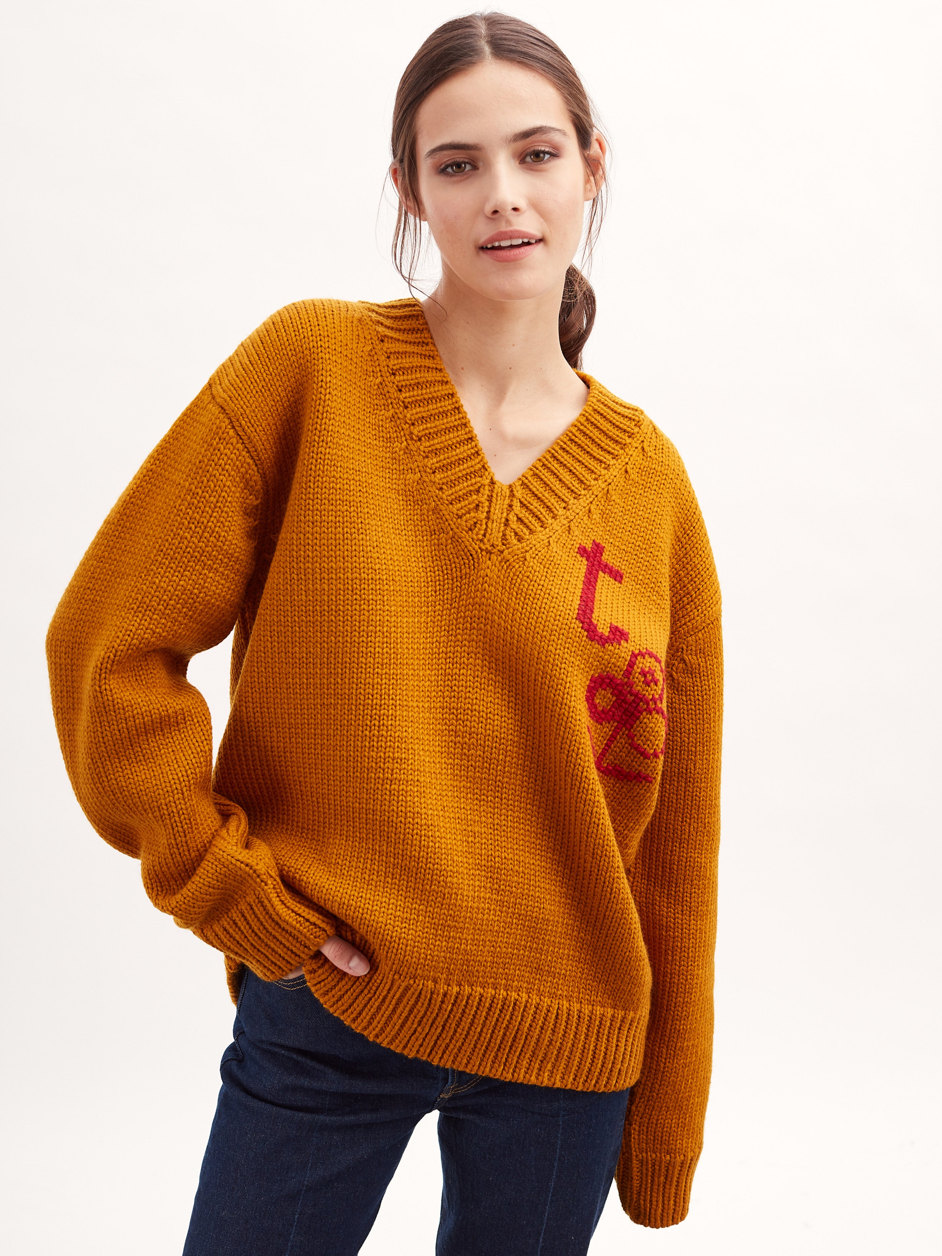 Pull col V tricot main Ocre pour femmes
